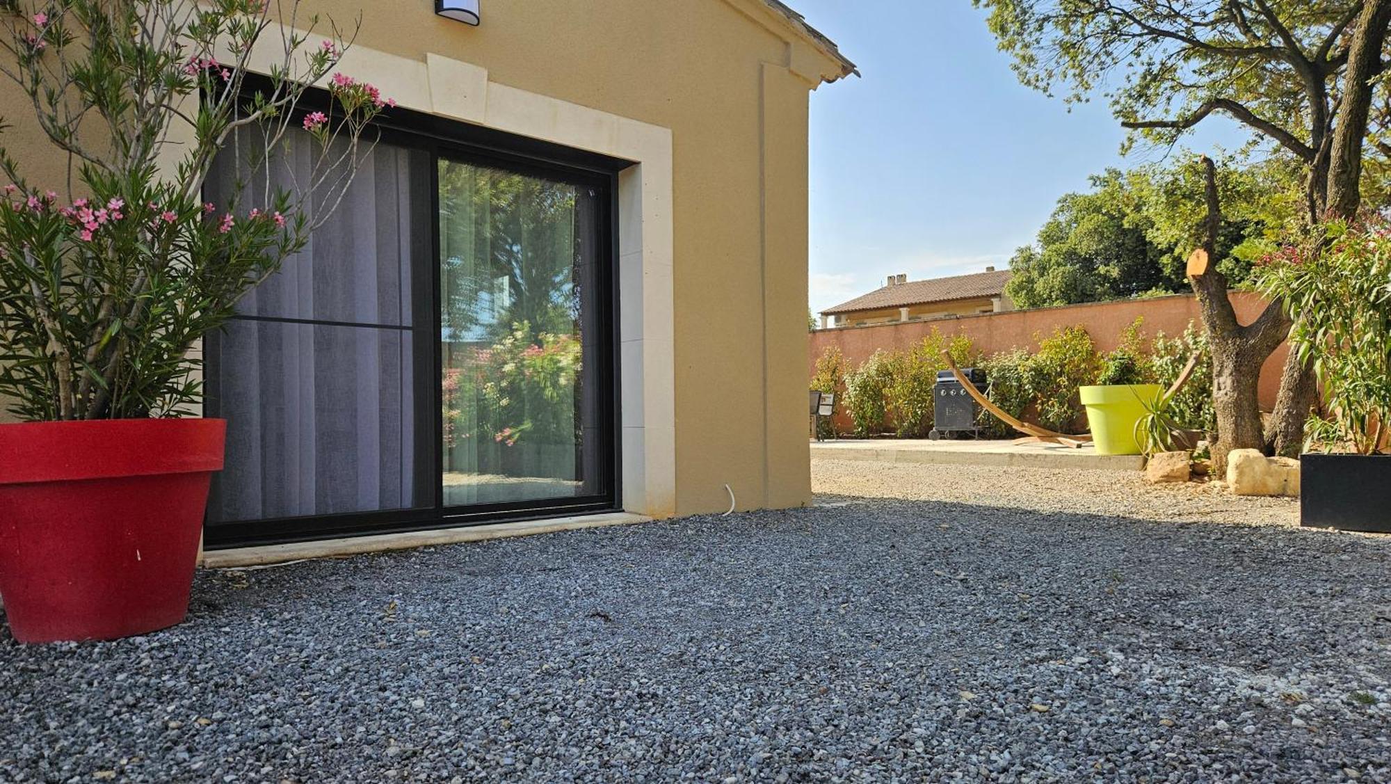 Villa Location Independante Au Coeur Des Alpilles Pour 2 Personnes Avec Jacuzzi Aureille Exterior foto
